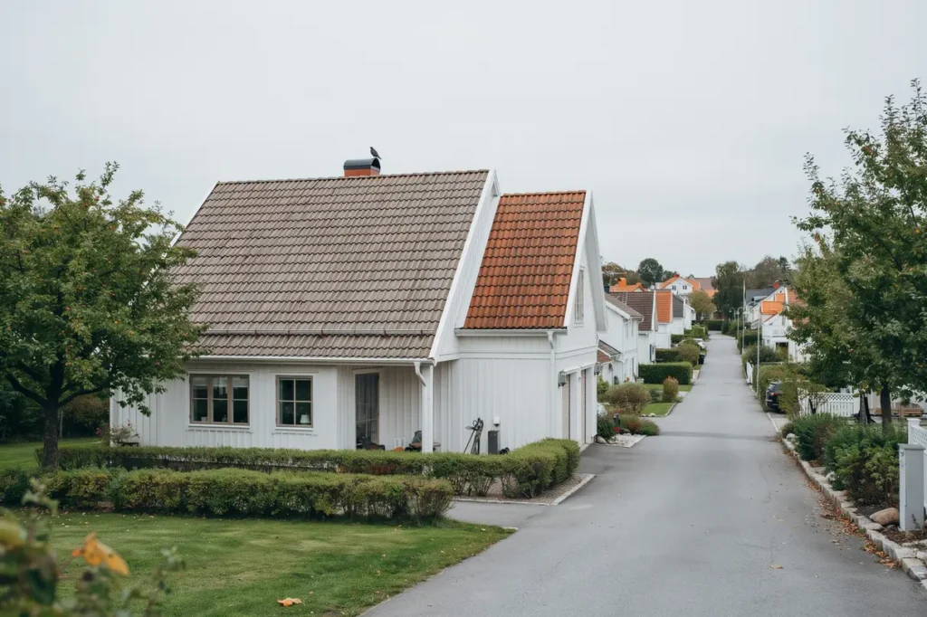 takbyte med r spontsrenovering p villa i malmby