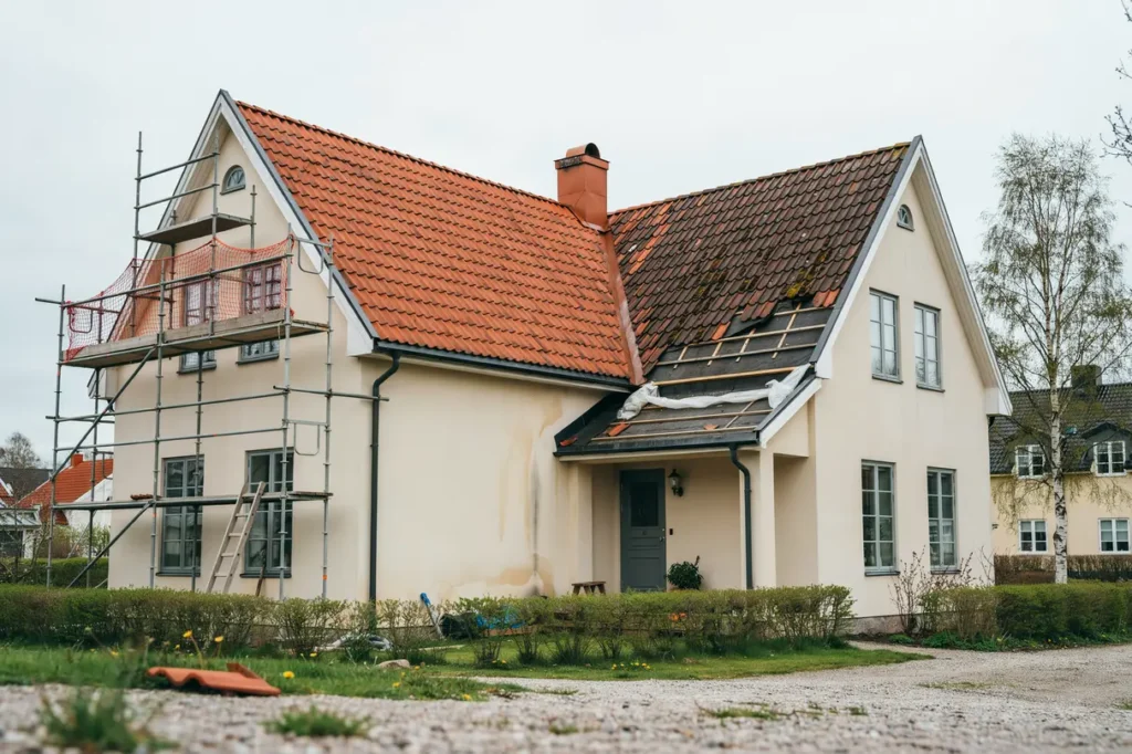 takrenovering i etapper s planerar du r tt tg rd f r ditt hus och din budget